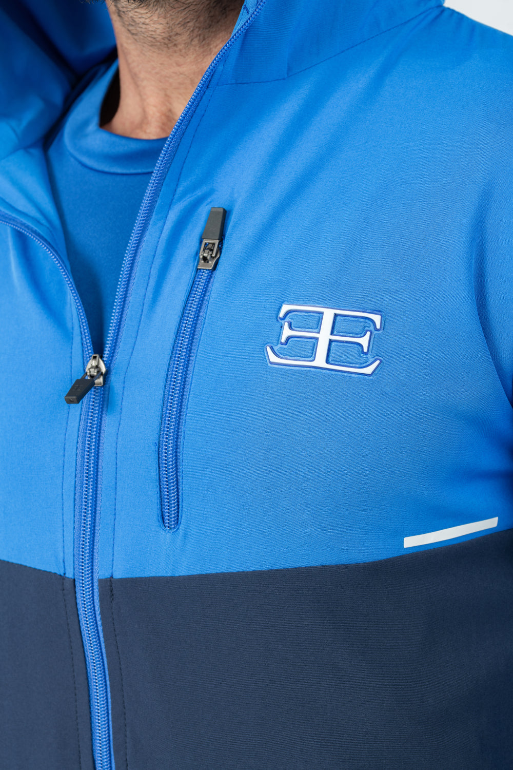 Blue jacket with elegante logo on the chest